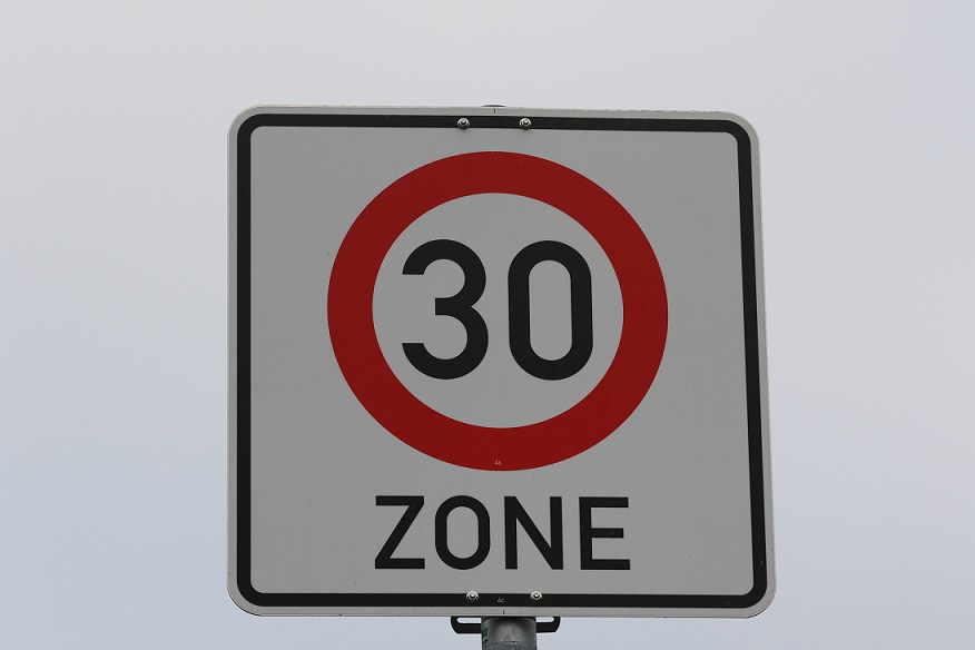 Am Würzburger Stadtring Süd wird die Geschwindigkeitsbegrenzung auf den gesamten Abschnitt auf 30 km/h ausgedehnt