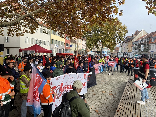 450 Auszubildende fordern bei Jugendwarnstreik überproportionale Erhöhung der Ausbildungsvergütungen um 170 Euro