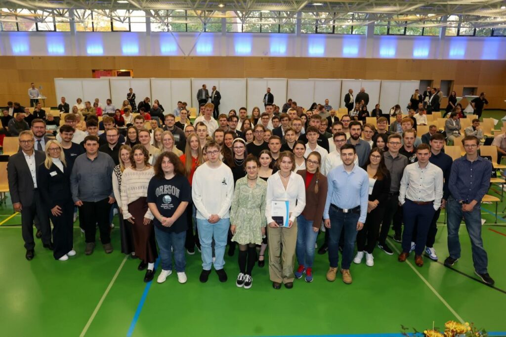 93 Prüfungsbeste ausgezeichnet: Die IHK würdigt Auszubildende in der Steigerwaldhalle Wiesentheid