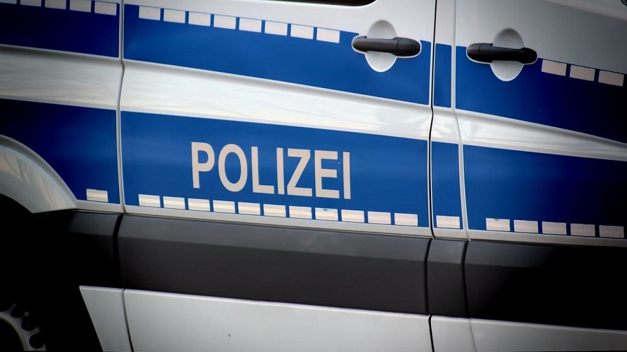 33-jähriger Mann schlägt mit einer Eisenstange auf Fahrzeuge ein und beleidigt Polizeibeamte