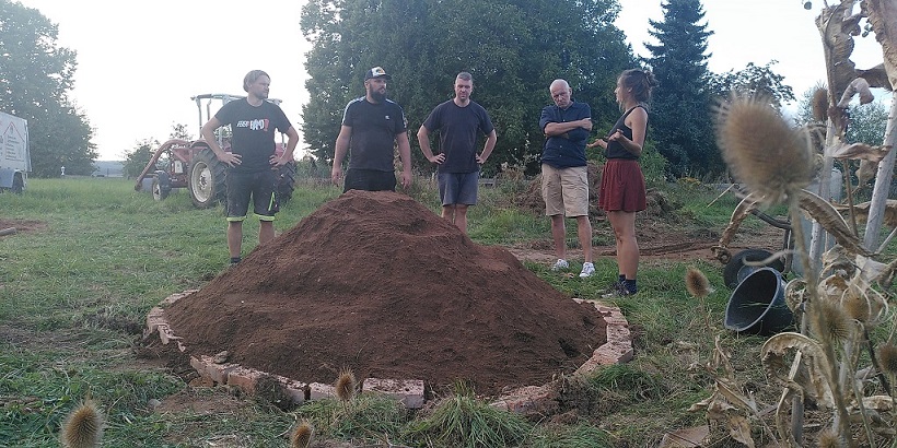 Wildbienen willkommen: Nisthügel in Poppenroth schafft neuen Lebensraum