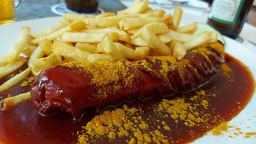 Currywurst und Schnitzel im beliebten Ausflugsziel Alte Warte bei den Kleingärten