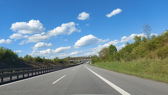 Golf überholte rechts und verunfallt dabei: Der 53 Jahre alte Fahrer war erheblich alkoholisiert