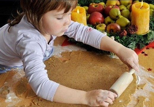 Backen und Genießen im Advent: Die AOK empfiehlt gesunde Aprikosentaler mit Dinkelvollkornmehl und Vollrohrzucker