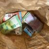 Money, money, money… im Rucksack: Zoll stellt bei einer Kontrolle eine hohe Bargeldsumme sicher