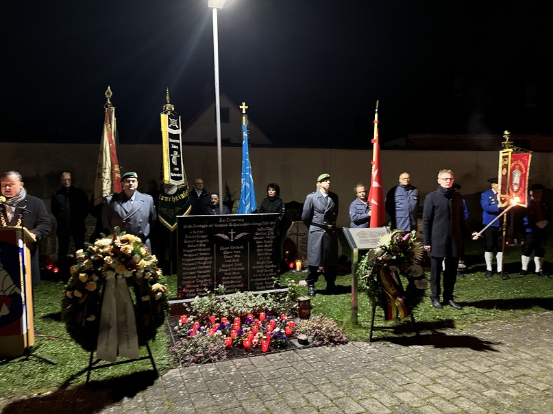 Gedenken am Massengrab der Bombenopfer – und auch das Rafelder „Käppele“ war geschmückt