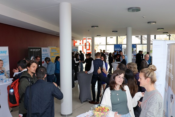 Career Meet-up an der THWS: Austausch und Netzwerken am Campus in Schweinfurt für 14 Firmen und rund 350 Studierende