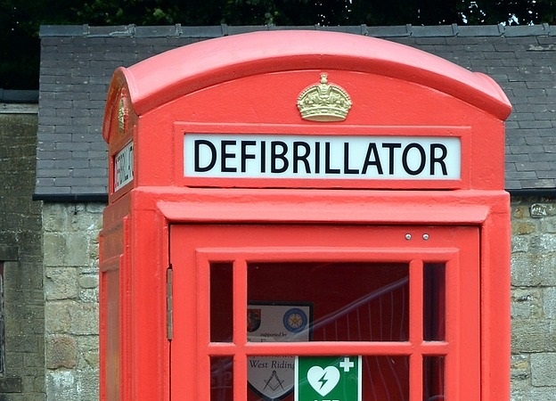 Wichtiger Schritt für flächendeckende Versorgung im Landkreis Schweinfurt: Fünf weitere Defibrillatoren können angeschafft werden