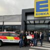Für den guten Zweck: MdB Markus Hümpfer an der Kasse im EDEKA-Markt Pfister & Pfrang in Schonungen