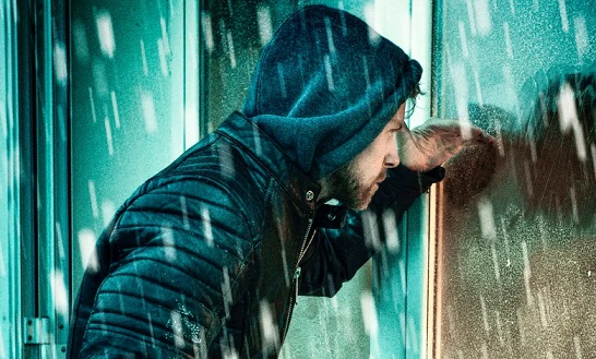 Vorweihnachtszeit ist Einbruchszeit: Aufgebrochener Keller und eine Person im Hauseingang