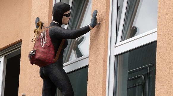 Einbruch in Seniorenheim: Plötzlich stand ein Unbekannter im Schlafzimmer einer 74-Jährigen