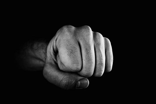 24-Jährige stürzt vom Pferd, am Bahnhof wird ein 30-Jähriger geschlagen