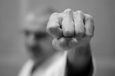 Ladendieb verletzt Ladendetektiv: Erst Waren entwendet, dann landete die Faust im Bauch