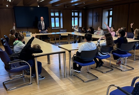 Grundschüler zu Besuch: „Was macht denn der Grafenrheinfelder Bürgermeister den ganzen Tag?“