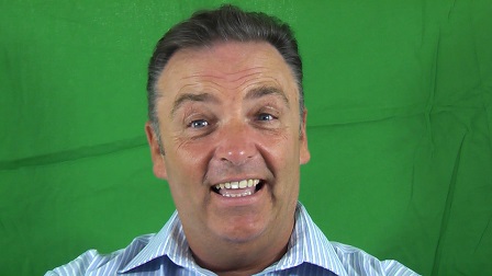 Mann uriniert vor Passantin und grinst hierbei die Frau in provokanter Art und Weise an