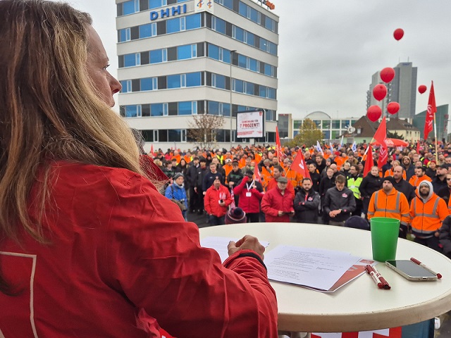 3700 Beschäftigte fordern bei zentralem Warnstreik in Schweinfurt höhere Entgelte und Attraktivitäts-Turbo für Auszubildende