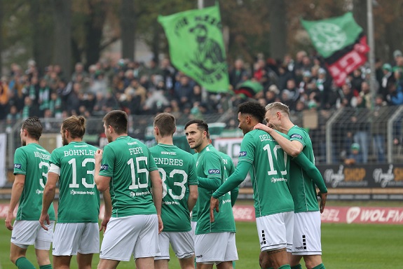 Was für ein grandioser nun auch Samstag für die Schnüdel: Das Tor zur 3. Liga ist jetzt meilenweit geöffnet
