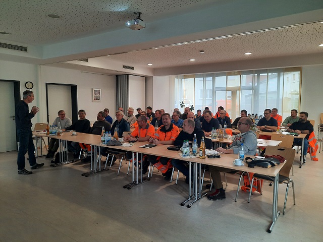 Der Landschaftspflegeverband Landkreis Schweinfurt und Bauhofverantwortliche setzen auf Naturvielfalt