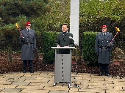 „Keinerlei Platz für Rassismus, Antisemitismus und jegliche Art von Diskriminierung“: Am Volkstrauertag erinnerte Landrat Töpper an die Opfer von Krieg und Gewaltherrschaft