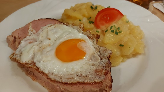Fahr mal hin und kehr mal ein: Donnerstag ist Leberkäse-Tag im Brauerei-Gasthof Knoblach in Schammelsdorf