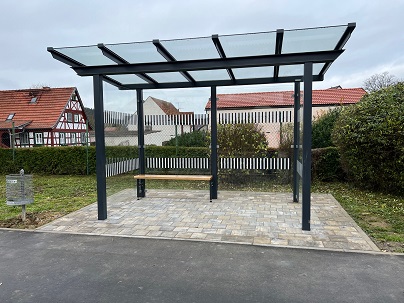 Neue Buswartehäuschen in Madenhausen sind ein Gewinn für den ÖPNV und die Barrierefreiheit