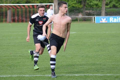 Spieltagsgesicht und Oben ohne-Fallrückzieher-Gott Marcel Kühlinger lädt alle Grafenrheinfelder zum Derby der Schnüdel ein