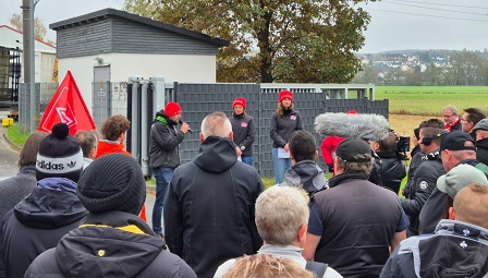 350 Beschäftigte beim Warnstreik in Bad Neustadt an der Saale fordern 7 Prozent höhere Entgelte und Attraktivitäts-Turbo für Azubis
