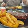 Fahr mal hin und kehr mal ein: Schweinelachssteaks und Spare Ribs in der Alten Gemeinde Gaststätte in Eyershausen