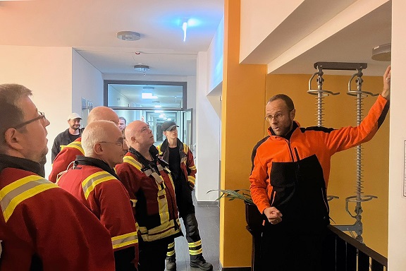 Gemeinsames Experiment: Niederwerrner Feuerwehr kommt zum Praxistest an die Technische Hochschule