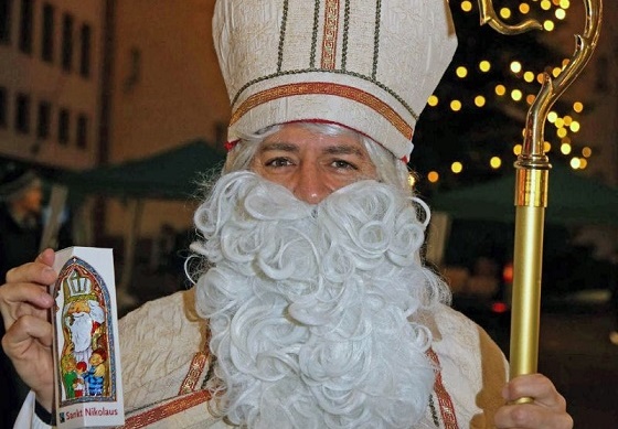 Der heilige Nikolaus zieht am 6. Dezember wieder von Haus zu Haus