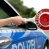 Aufmerksame Zeugen verständigen Polizei, die den Führerschein sicherstellt: 42-Jährige mit rund 2,6 Promille im Straßenverkehr
