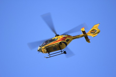 Rettungshubschrauber im Einsatz: Motorradfahrer wird bei einem Verkehrsunfall schwer verletzt