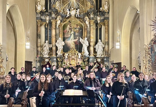 „Sonnenschein für die Seele!”: SBO Volkach und Karl-Heinz Sauer begeisterten das Publikum bei Konzert in der Gerolzhöfer Stadtpfarrkirche