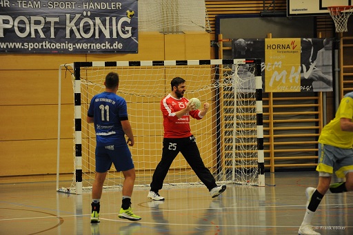 Mit nun auch wieder Manuel Schmitt auf Rechtsaußen holt der MHV ausgerechnet gegen Tabellenführer Volkach den ersten Punkt