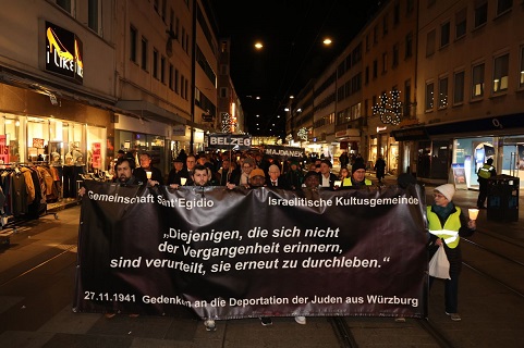 „Es ist geschehen, und folglich kann es wieder geschehen“: Schweigemarsch durch die Würzburger Innenstadt