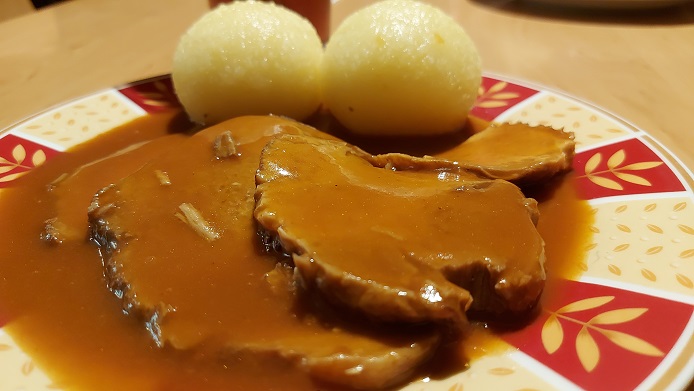 Finger weg von den Noctuatoren: Im Weißen Ross sollte jeder aber mal den Schweinebraten probieren