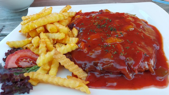 Fahr mal hin und kehr mal ein: Die Schweinebucht mit Zigeuner- und Buchtschnitzel sowie gebackenem Camembert