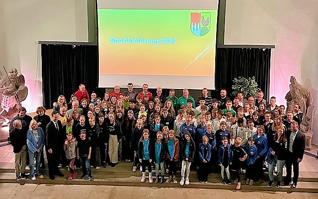 Applaus und Schulterklopfen für Höchstleistungen: Bürgermeister, Sportbeauftragter und Landrat zeichnen Sportler und Ehrenamt´ler aus