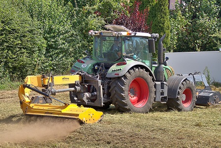 Unter Alkoholeinfluss auf dem Traktor: 32-Jähriger prallte gegen die Hauswand eines Anwesens