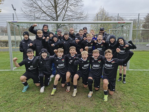 Die U12 des FC 05 grüßt als Meister in der D-Junioren Bezirksoberliga Unterfranken