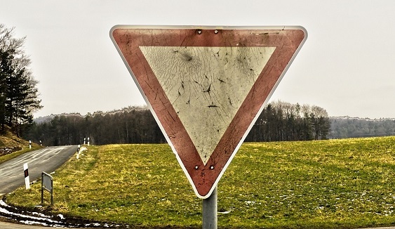 29-jähriger LKW-Fahrer missachtete die Vorfahrt – und das sorgt für insgesamt 50.000 Euro Schaden