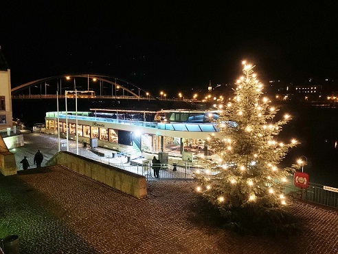 Winterzauber im Altmühltal: Sanfte Schifffahrt vorbei an glitzernden Schneekristallen und stillen Landschaften