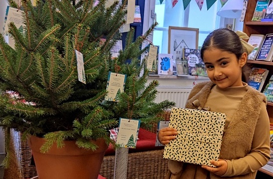 Wunschbaumaktion startet: Zauberhafte Weihnachtstradition bringt Kinderaugen zum Leuchten