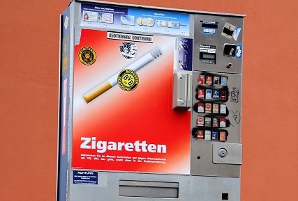 Diese verdammte Nikotin-Sucht: Unbekannte flexen in Heugrumbach einen Zigarettenautomaten auf