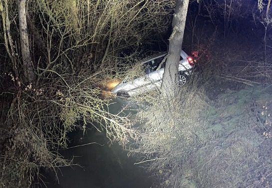 40-Jähriger konsumierte Kokain und Marihuana, flüchtete ohne Führerschein vor der Polizei und landete in einem Bach