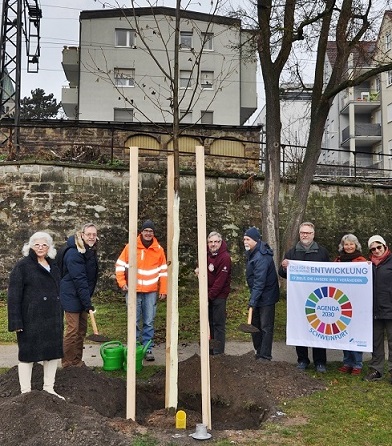 Ein Baum für Sorya Lippert: Die Lokale Agenda bedankt sich mit einer gepflanzten Erle