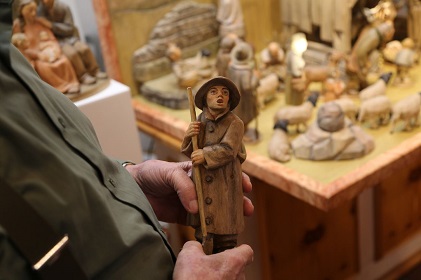 „Figuren, die einem täglich begegnen“: Bildhauer Günter Metz schnitzt Krippenfiguren nach dem Vorbild Rhöner Persönlichkeiten