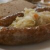 Fahr mal hin und kehr mal ein: Bratwürste isst man am besten mit Sauerkraut und Bauernbrot, oder?