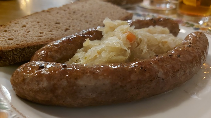 Fahr mal hin und kehr mal ein: Bratwürste isst man am besten mit Sauerkraut und Bauernbrot, oder?