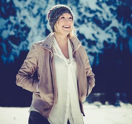 Die preisgekrönte bayrische Singer/Songwriterin Claudia Koreck gibt ein Weihnachtskonzert in der Stadthalle Haßfurt